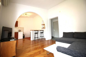 Makarska centre & free private parking